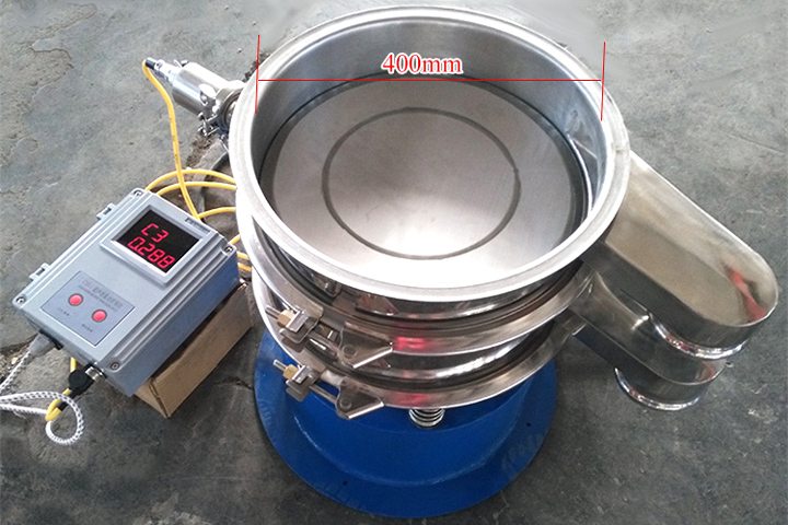 小型振動篩采用彈跳球為清網(wǎng)裝置，清網(wǎng)效果好。