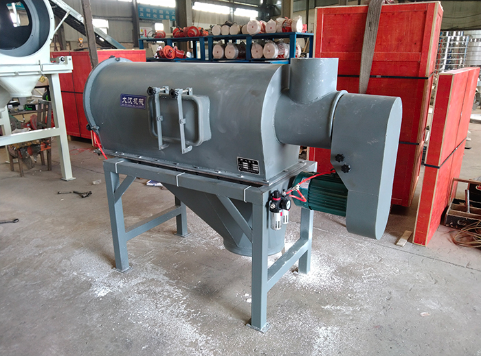 氣流篩采用碳鋼材質(zhì)的外殼，臥式的篩網(wǎng)利用風(fēng)力與物料的離心力對物料進(jìn)行篩分。產(chǎn)量高，效果好。