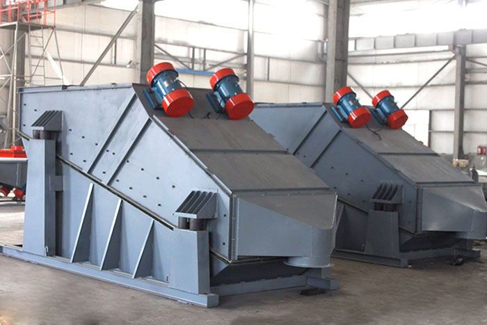 ZSG礦用振動篩采用雙電機振動，電機位置安裝在頂部，便于更好的傳遞振動力。